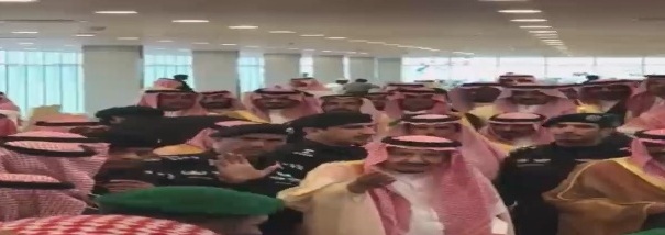 الملك سلمان لمواطن طلب السلام عليه ( تعال بكره على المزرعه ) ..فيديو
