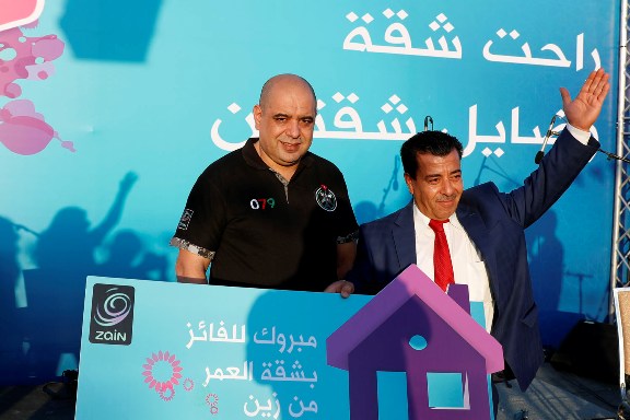 بالصور .. ضمن كرنفالها في محافظة الزرقاء زين تعلن عن الفائز بالشقة الأولى مع خط “محافظات Mix”