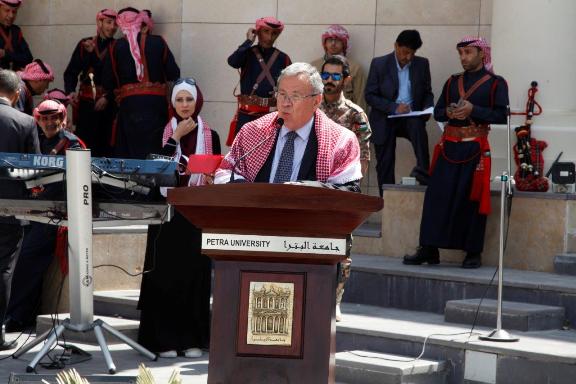 المولا خلال احتفال جامعة البترا بعيد الاستقلال الـ 71 “الوطن بحاجة إلى سواعدنا جميعًا “