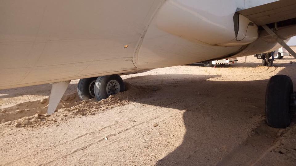 طائرة للاجنحة الملكية تجنح اثناء هبوطها في العقبة