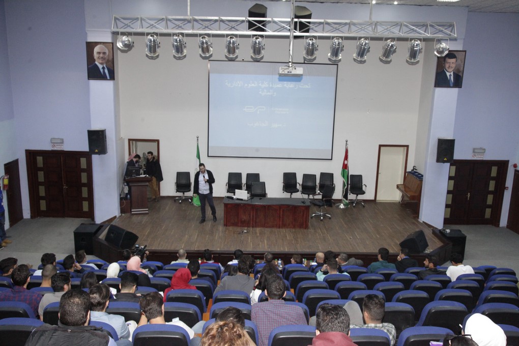 طلبة قسم الأعمال والتجارة الإلكترونية ينظمون لقاءًا تنويريًا لزملائهم المستجدين