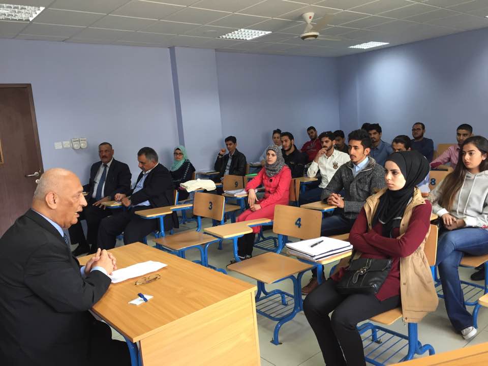 عميد كلية الإعلام في جامعة البترا يلتقي طلبة الكلية الجدد