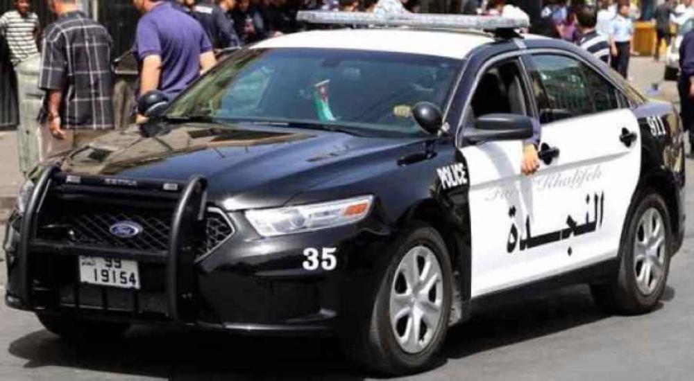 ضبط مطلوبين ومخدرات وسلاح ناري ونقد مزور بمركبة في عمّان