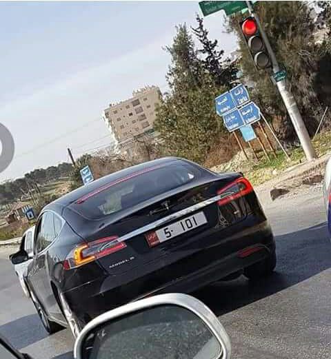 سيارة حكومية ملتزمة بتعميم لرئيس الحكومة