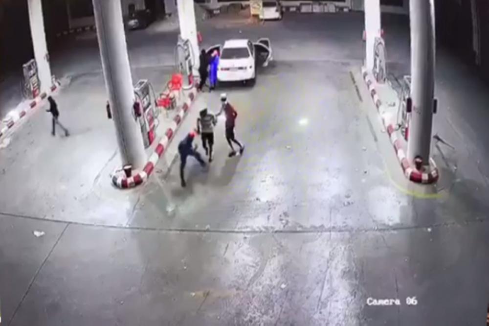 القبض على 3 اشخاص بينهم عامل المحطة تورطوا بالسطو على محطة محروقات