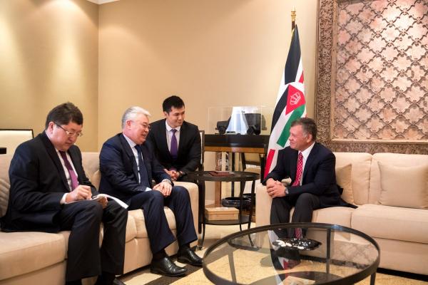 الملك يلتقي وزير الصناعات الدفاعية والفضائية في كازاخستان