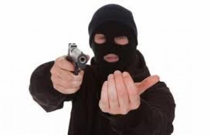 اربد: سلب 500 دينار من محل تجاري تحت تهديد السلاح
