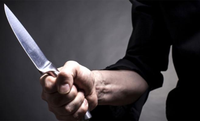 طعن عشريني اثر خلاف مع احد اقربائه