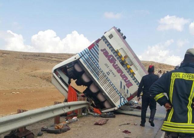 المفرق : وفاة سيده وإصابة (37) شخص في تدهور حافلة معتمرين ..صور