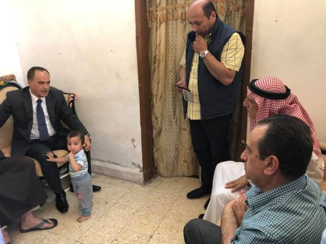 الصرايرة يُقدم واجب العزاء لذوي الشهيد ابو عرادة بالعقبة