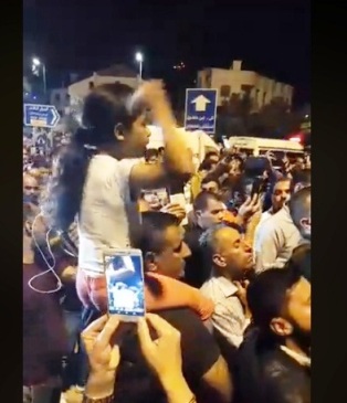 بالفيديو … مواطنون عند الدوار الرابع يعيشون للملك ويطالبون باسقاط الملقي