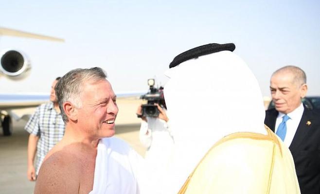 الملك يصل السعودية بملابس الإحرام