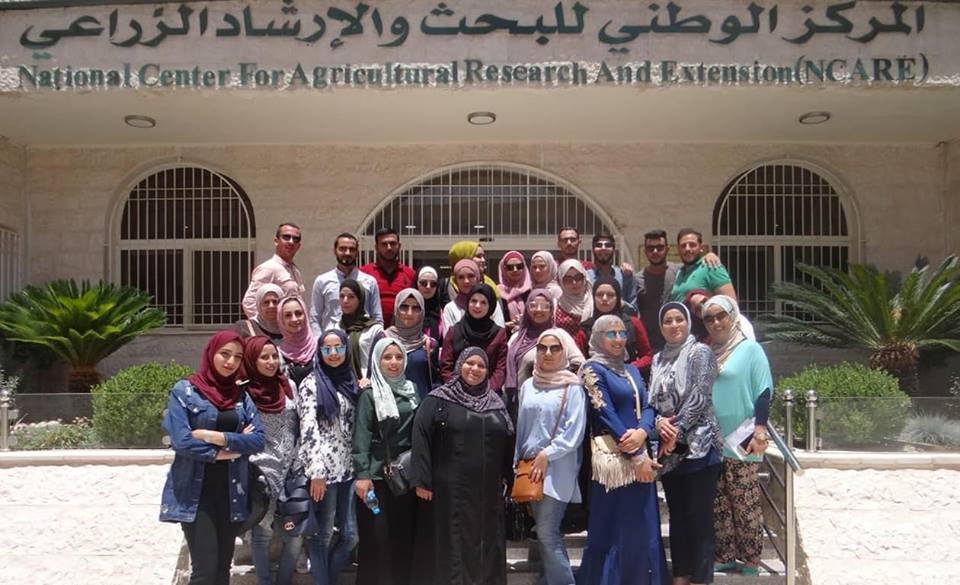 طلاب الجامعة الهاشمية في المركز الوطني للبحوث الزراعية