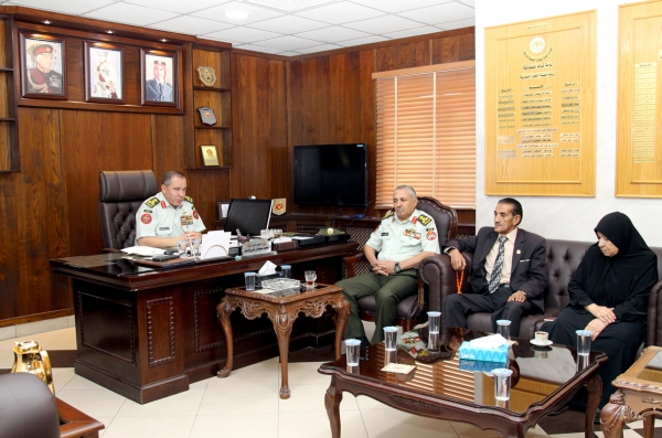 القوات المسلحة الأردنية – الجيش العربي تكرم ذوي الشهيد النقيب الطيار أحمد الخوالدة