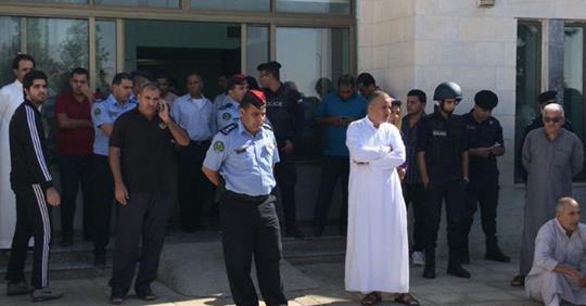 ذوو متوفي يعتدون على مستشفى المفرق والدرك يتدخل