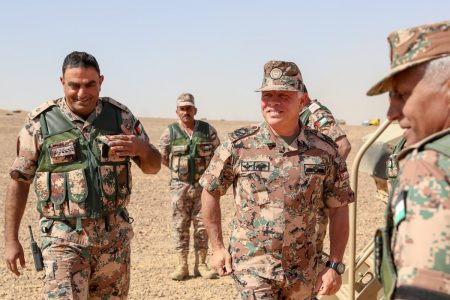 الملك يتابع ويشارك بالتمرين العسكري “السيف القاطع
