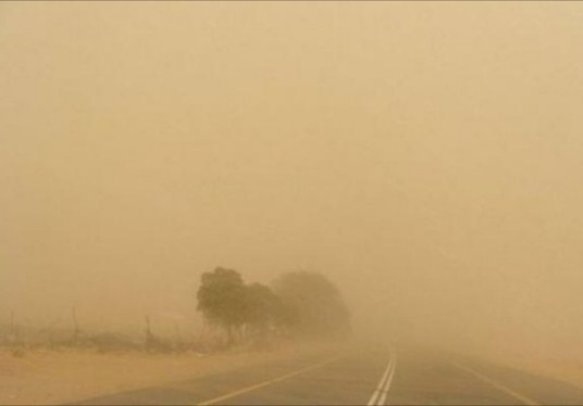 إغلاق طريق الصفاوي – الرويشد بسبب الغبار الكثيف وانعدام الرؤية