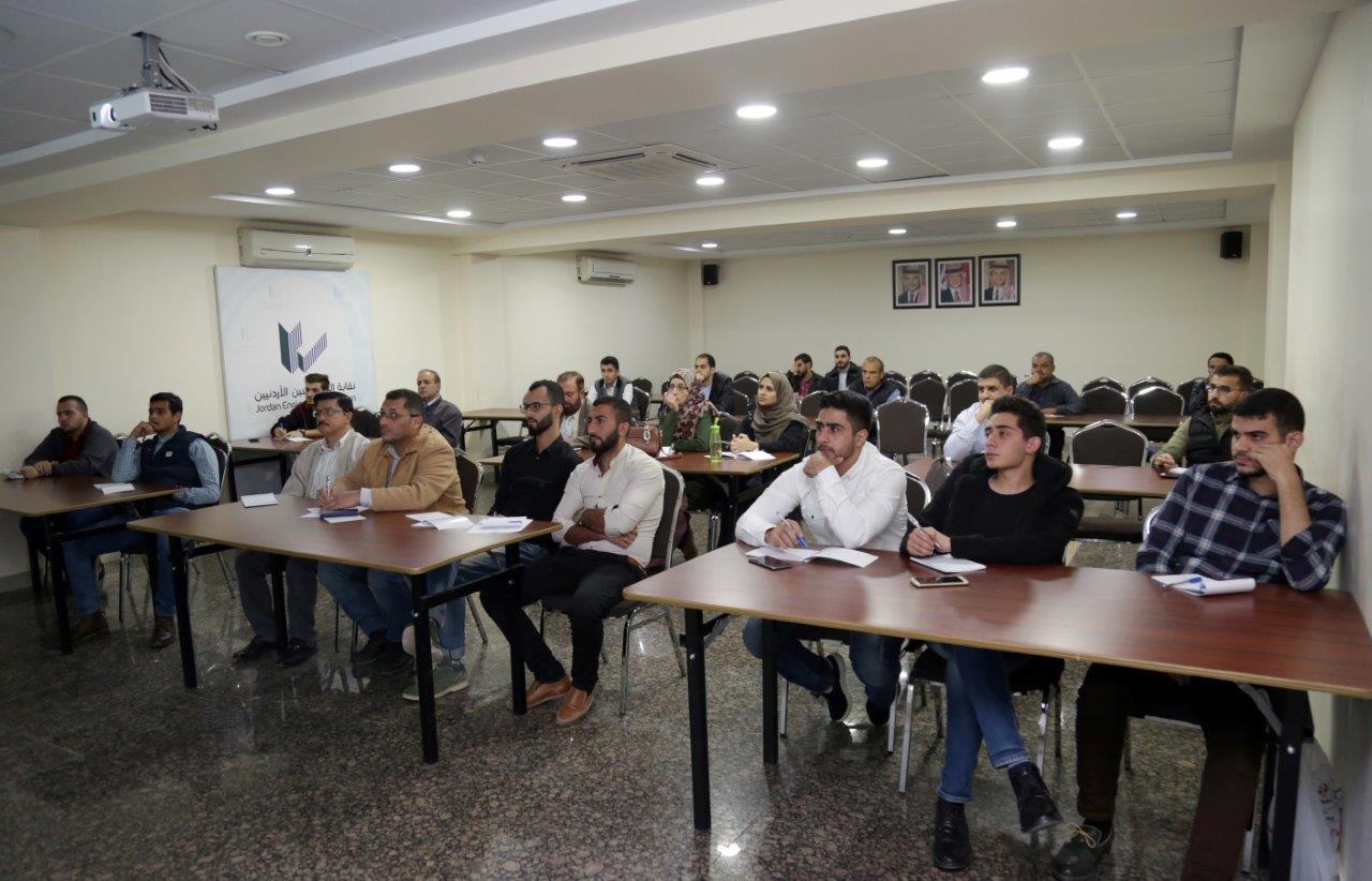 ميكانيكيو المهندسين الشباب يعقدون دورتين