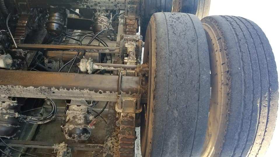 بالصور .. 40 اصابة بتصادم 3 شاحنات مع حافلة بمنطقة ضبعة من ضمنها شاحنات مهترئة الاطارات