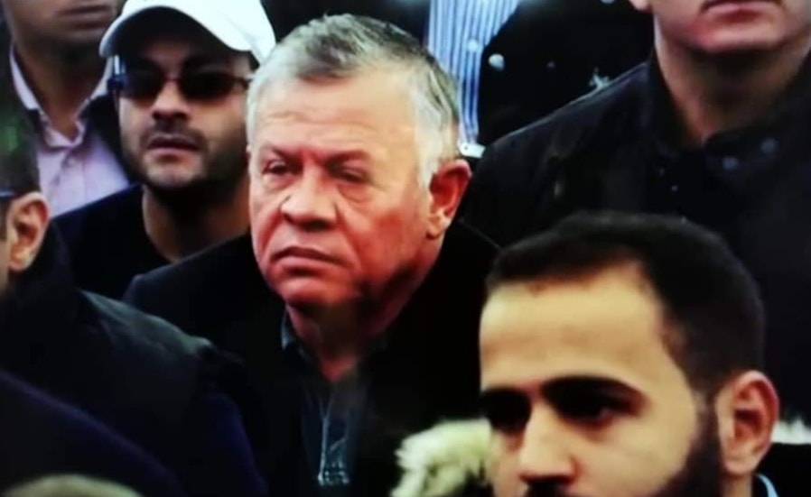الملك يؤدي صلاة الجمعة في مسجد الملك المؤسس