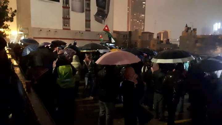 بالصور .. الأمطار لم تمنع وقفة الرابع