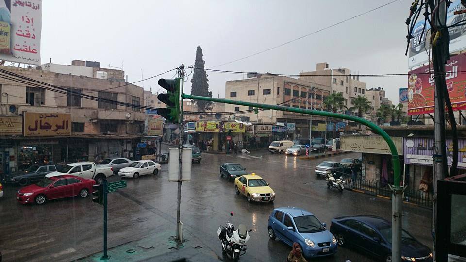 اربد : إخلاء عائلة داهمت منزلها مياه الأمطار