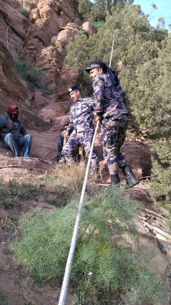 انقاذ شخصين علقا في وعر ضانا جنوب الطفيلة