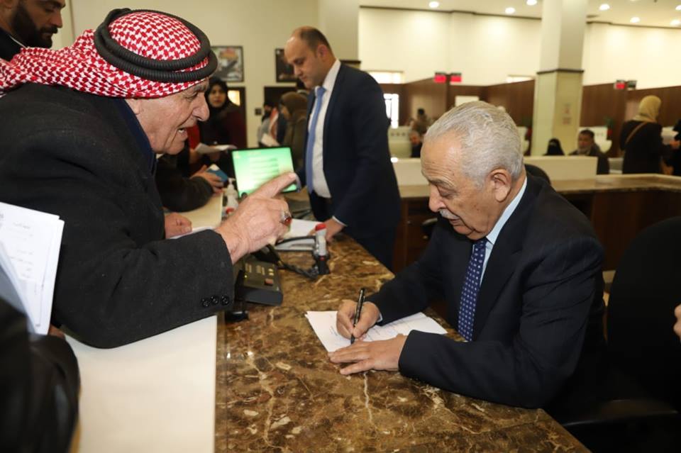 بالصور .. العيسوي يتابع مراجعي دائرة خدمة الجمهور في الديوان الملكي
