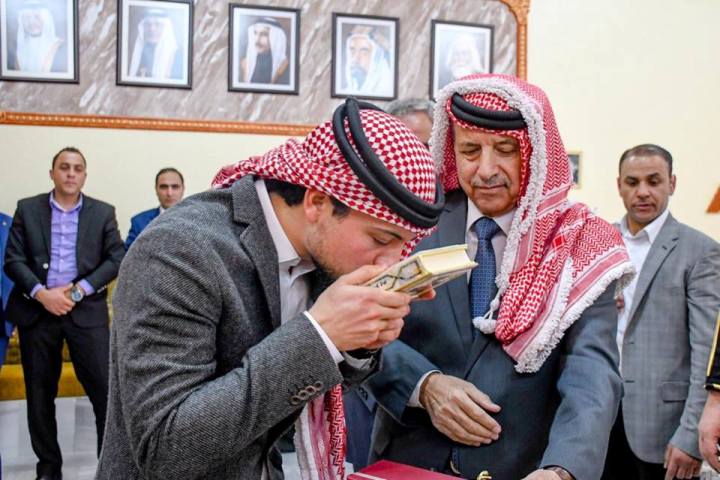 بالفيديو .. ولي العهد يلتقي شخصيات معانية في دارة كريشان
