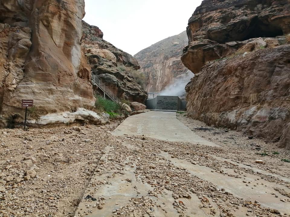 بالصور .. أعمال اعادة التأهيل لم تحمي حمامات عفرا من السيول الجارفة