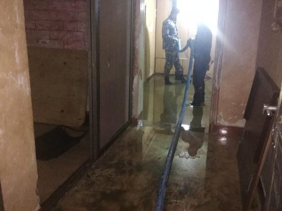 بالفيديو ..قوات الدرك تقدم المساعدة لمواطنين تضررت منازلهم بفعل السيول