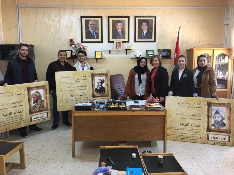 طلبة جامعة البترا يهدون أعمال فنية لتزيين مدرسة جاوا