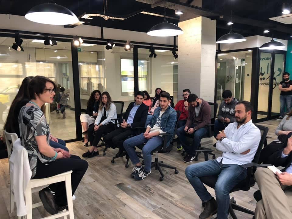 المتحدثة باسم الحكومة البريطانية تلتقي الشباب في منصة زين للإبداع