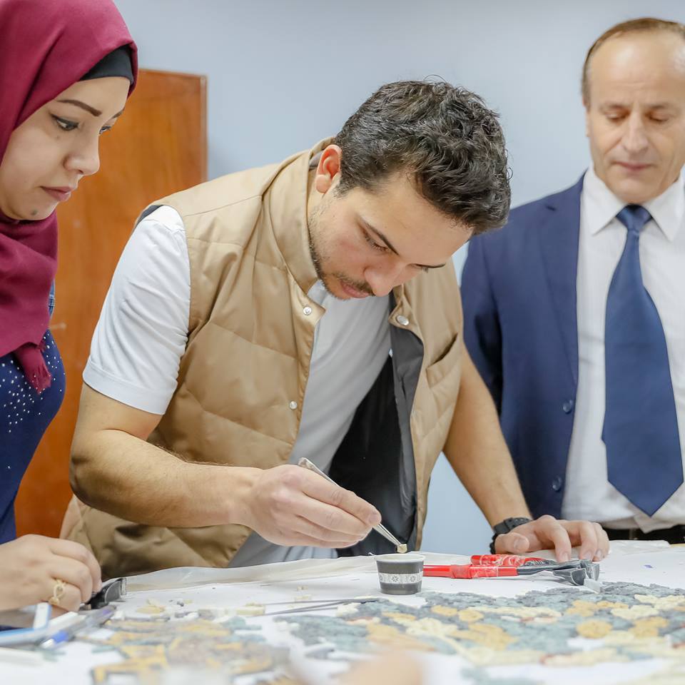 بالصور …ولي العهد في معهد مادبا لفن الفسيفساء بزيارة مفاجئة