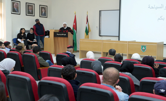 طلبة “الإدارة السياحية” ينظمون محاضرة حول أثر السياحة على المجتمع المحلي
