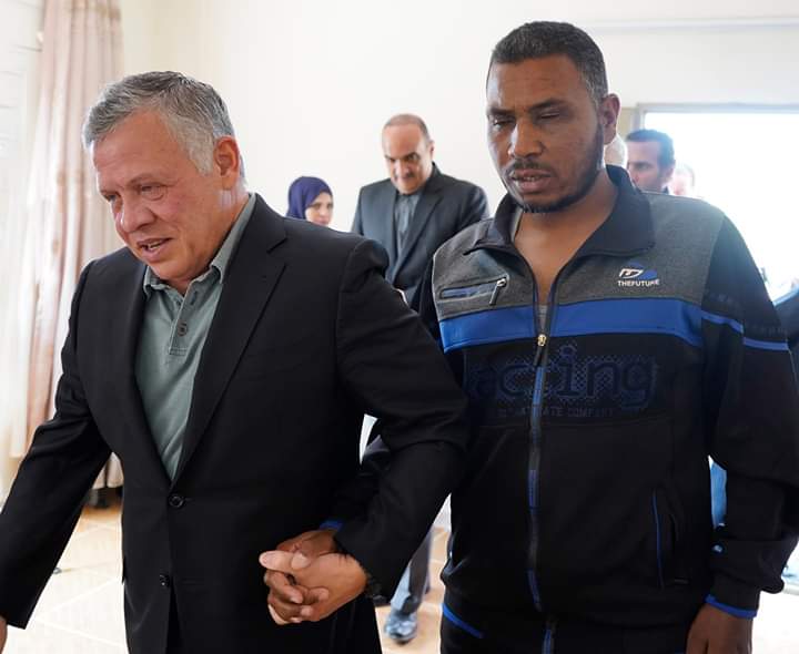 بالصور..الملك يتفقد أحوال مواطنين ببلدة المخيبة