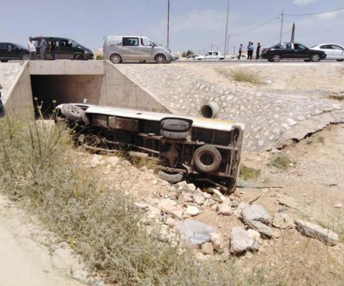 المفرق : اصابة 3 طلاب بانقلاب حافلة