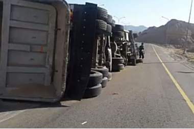 العقبة : إصابة شخص بتدهور شاحنة واشتعال مقدمتها
