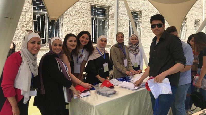 بالصور .. كلية العمارة بجامعة البترا تنظم ورش تدريبية مجانية لطلبة من مدارس عمان