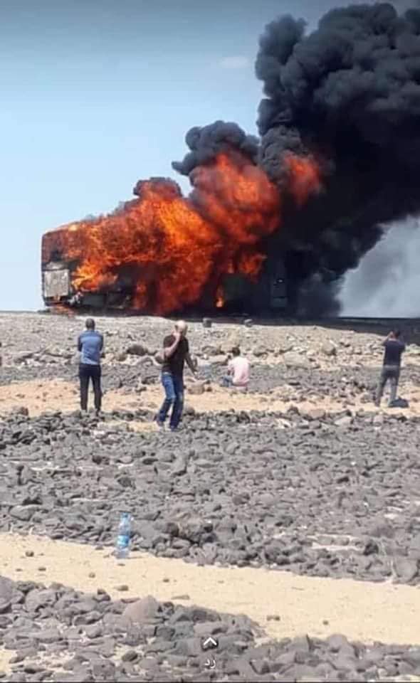 بالفيديو والصور اخماد احتراق حافلة عسكرية على طريق الرويشد