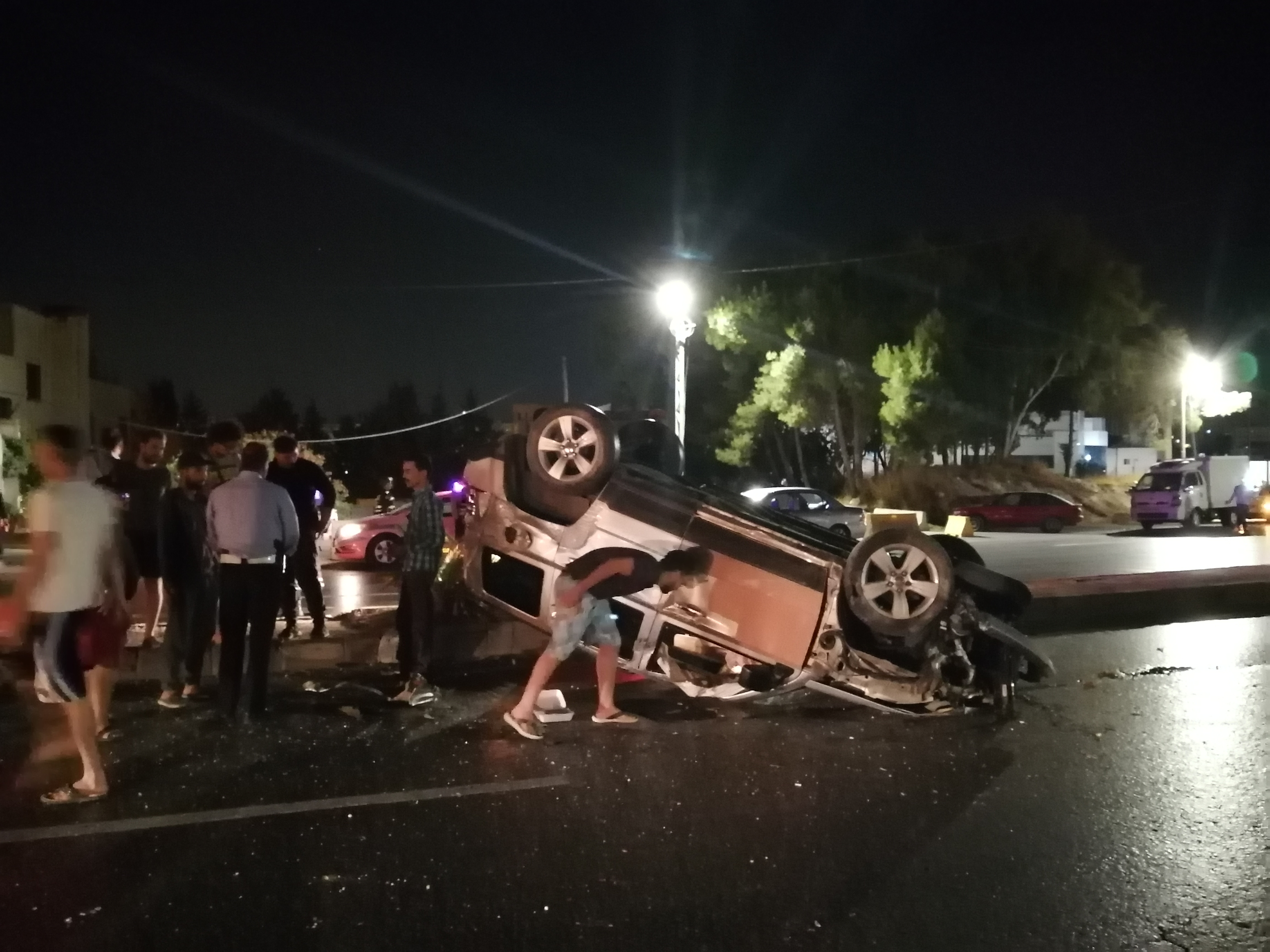 بالصور .. انقلاب سيارة أمام الشرطة النسائية