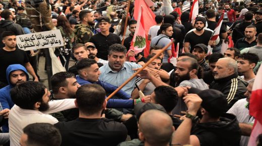 اشتباك بين متظاهرين وموالين لحزب الله..فيديو