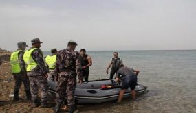 الدفاع المدني ينقذ شخصين من داخل مياه البحر الميت