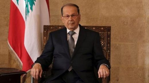 لبنان: عون يقترح حكومة “تكنو-سياسية” ومحتجون يقطعون طرقات