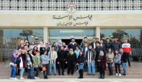طلبة جامعة البترا يحضرون جلسة في البرلمان