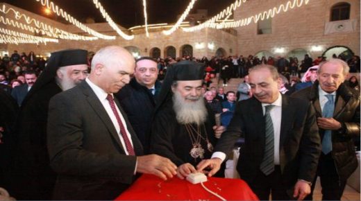 الفحيص تحتفل بإضاءة شجرة عيد الميلاد