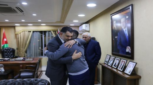 بالصور .. كيف استقبل وزير العمل الشاب بني هاني العائد من تركيا