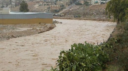 الزرقاء : الدفاع المدني يبحث عن شخص جرفته مياه الأمطار