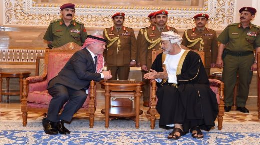 الملك وولي العهد يقدمان العزاء للسلطان هيثم بن طارق بن تيمور بوفاة السلطان قابوس بن سعيد
