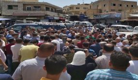 تجار يغلقون الطريق في وسط الكرك